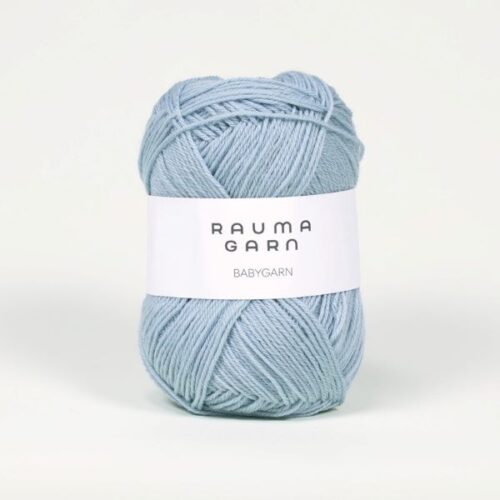 Merino uld | Rauma Babygarn | 48 lys gråblå er et lækkert merino uldgarn perfekt til projekter til de mindste, men også til mennesker, der synes uld kan kradse. Da merino ulden føles meget blød mod huden. Ulden er produceret hos norske Rauma garn og ulden kommer fra mulesing fri spanske får. Dyrevelfærden er i fokus.