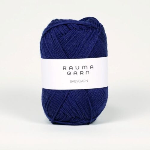 Merino uld | Rauma Babygarn | 59 mørk blå er et lækkert merino uldgarn perfekt til projekter til de mindste, men også til mennesker, der synes uld kan kradse. Da merino ulden føles meget blød mod huden. Ulden er produceret hos norske Rauma garn og ulden kommer fra mulesing fri spanske får. Dyrevelfærden er i fokus.