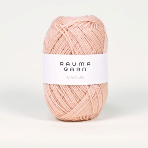 Merino uld | Rauma Babygarn | 98 lys gammelrosa er et lækkert merino uldgarn perfekt til projekter til de mindste, men også til mennesker, der synes uld kan kradse. Da merino ulden føles meget blød mod huden. Ulden er produceret hos norske Rauma garn og ulden kommer fra mulesing fri spanske får. Dyrevelfærden er i fokus.