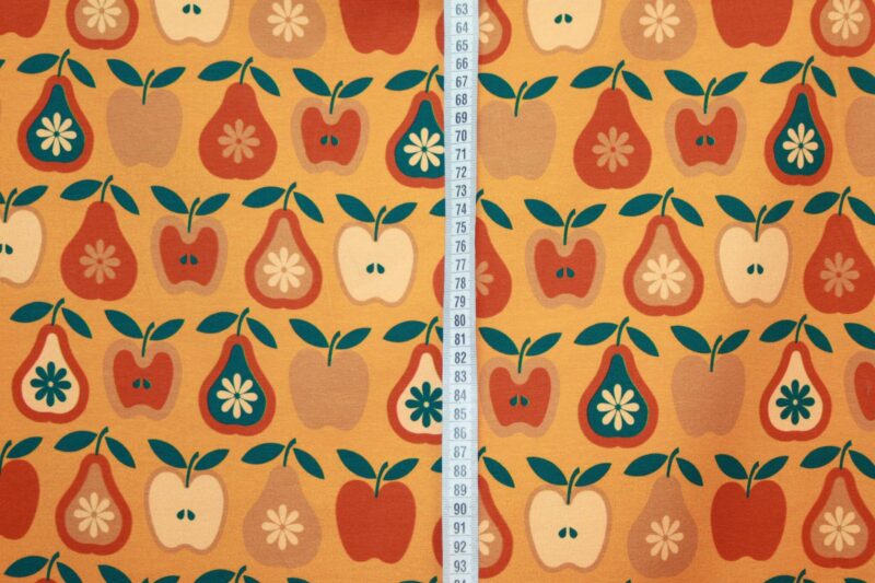 Æbler og pærer på orange bomuldsjersey