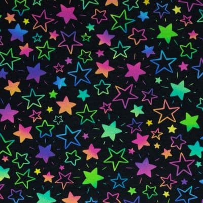 Stjerner i mange farver på sort isoli